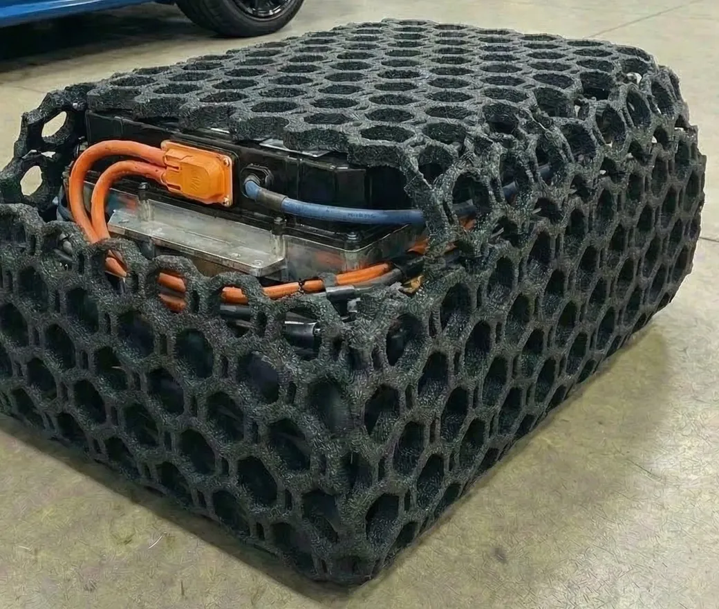 Battery&nbsp;pack&nbsp;wrapped&nbsp;in&nbsp;a&nbsp;cast&nbsp;Super&nbsp;Foam&nbsp;lattice