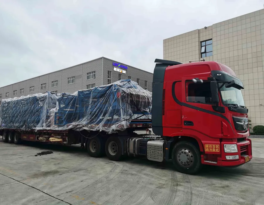Heavy&nbsp;truck&nbsp;on&nbsp;an&nbsp;industrial&nbsp;weighbridge