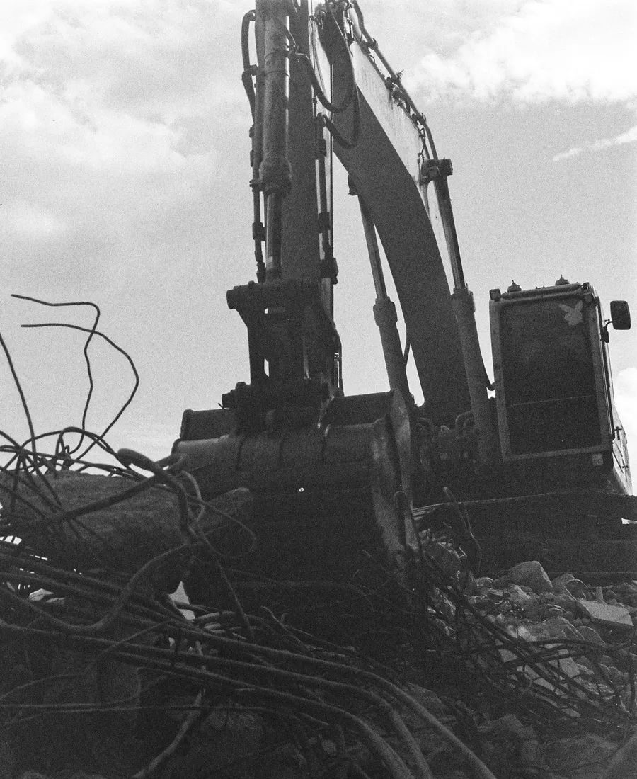 Hydraulic&nbsp;excavator&nbsp;with&nbsp;orange-peel&nbsp;grapple&nbsp;handling&nbsp;steel&nbsp;scrap