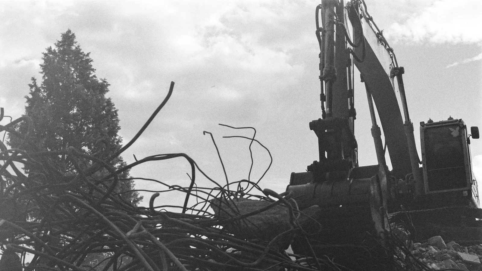 Hydraulic excavator with orange-peel grapple handling steel scrap