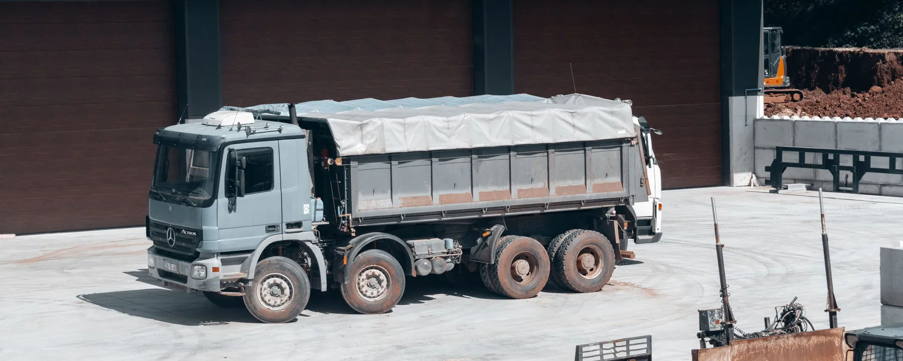 Commercial&nbsp;truck&nbsp;arriving&nbsp;at&nbsp;an&nbsp;industrial&nbsp;weighbridge