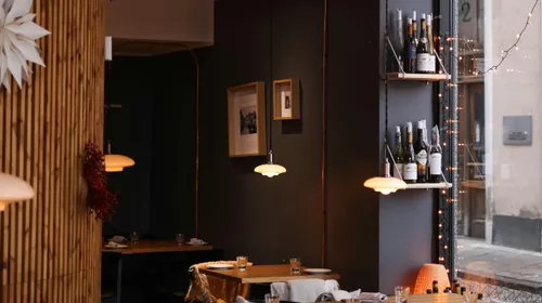 Warm&nbsp;and&nbsp;inviting&nbsp;restaurant&nbsp;interior&nbsp;with&nbsp;elegant&nbsp;lighting&nbsp;and&nbsp;festive&nbsp;decor,&nbsp;perfect&nbsp;for&nbsp;dining.