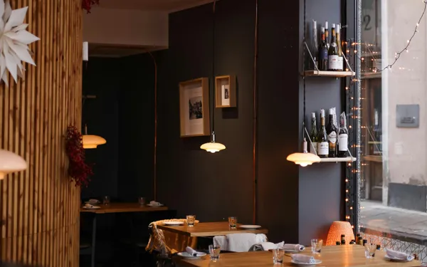 Warm&nbsp;and&nbsp;inviting&nbsp;restaurant&nbsp;interior&nbsp;with&nbsp;elegant&nbsp;lighting&nbsp;and&nbsp;festive&nbsp;decor,&nbsp;perfect&nbsp;for&nbsp;dining.