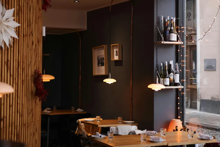 Warm&nbsp;and&nbsp;inviting&nbsp;restaurant&nbsp;interior&nbsp;with&nbsp;elegant&nbsp;lighting&nbsp;and&nbsp;festive&nbsp;decor,&nbsp;perfect&nbsp;for&nbsp;dining.