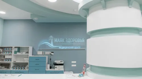 Interior&nbsp;of&nbsp;a&nbsp;modern&nbsp;clinic&nbsp;with&nbsp;teal&nbsp;and&nbsp;white&nbsp;design&nbsp;elements,&nbsp;emphasizing&nbsp;healthcare&nbsp;ambience.