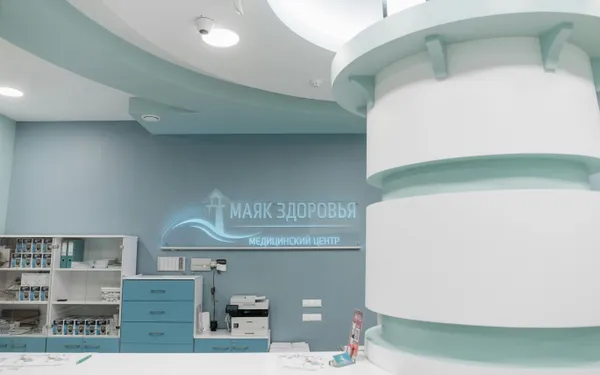 Interior&nbsp;of&nbsp;a&nbsp;modern&nbsp;clinic&nbsp;with&nbsp;teal&nbsp;and&nbsp;white&nbsp;design&nbsp;elements,&nbsp;emphasizing&nbsp;healthcare&nbsp;ambience.