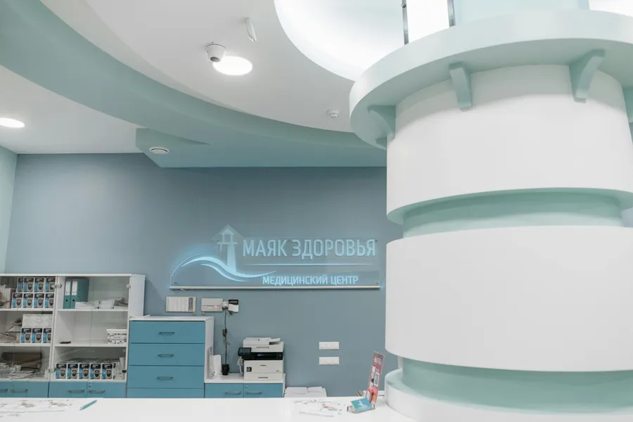 Interior&nbsp;of&nbsp;a&nbsp;modern&nbsp;clinic&nbsp;with&nbsp;teal&nbsp;and&nbsp;white&nbsp;design&nbsp;elements,&nbsp;emphasizing&nbsp;healthcare&nbsp;ambience.