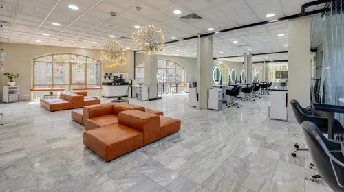Elegant&nbsp;and&nbsp;cozy&nbsp;modern&nbsp;salon&nbsp;with&nbsp;ample&nbsp;natural&nbsp;light&nbsp;and&nbsp;stylish&nbsp;decor.