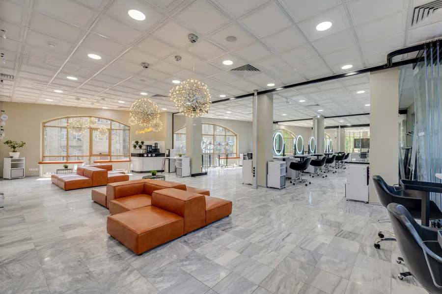 Elegant&nbsp;and&nbsp;cozy&nbsp;modern&nbsp;salon&nbsp;with&nbsp;ample&nbsp;natural&nbsp;light&nbsp;and&nbsp;stylish&nbsp;decor.