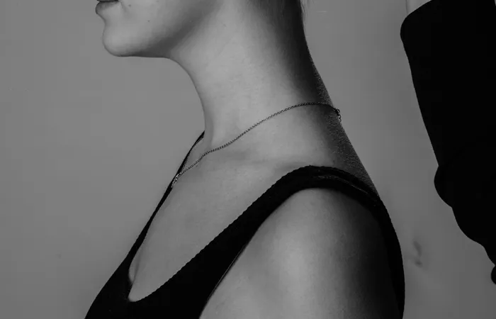 Profile&nbsp;of&nbsp;a&nbsp;woman&nbsp;with&nbsp;an&nbsp;elegant&nbsp;updo,&nbsp;captured&nbsp;in&nbsp;black&nbsp;and&nbsp;white,&nbsp;showcasing&nbsp;hairstyling&nbsp;artistry.