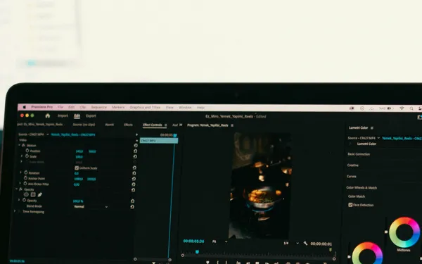 MacBook&nbsp;Air&nbsp;displaying&nbsp;video&nbsp;editing&nbsp;software&nbsp;interface,&nbsp;ideal&nbsp;for&nbsp;technology&nbsp;and&nbsp;digital&nbsp;content&nbsp;themes.