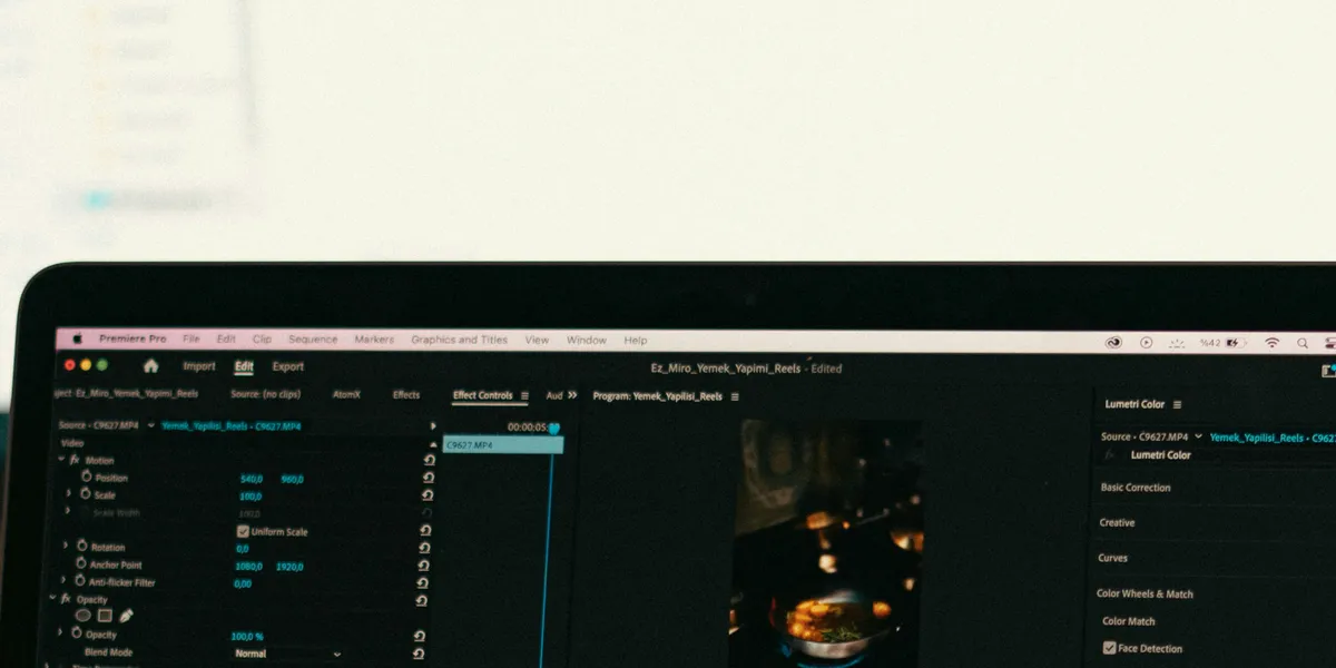 MacBook&nbsp;Air&nbsp;displaying&nbsp;video&nbsp;editing&nbsp;software&nbsp;interface,&nbsp;ideal&nbsp;for&nbsp;technology&nbsp;and&nbsp;digital&nbsp;content&nbsp;themes.