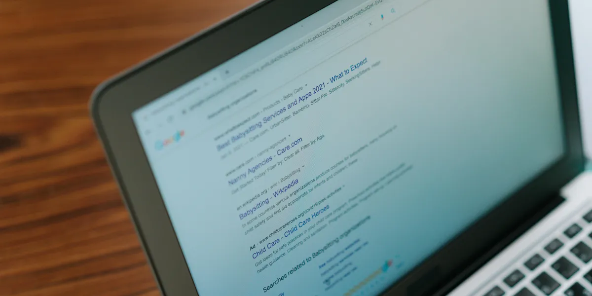 A&nbsp;close-up&nbsp;view&nbsp;of&nbsp;a&nbsp;laptop&nbsp;displaying&nbsp;a&nbsp;search&nbsp;engine&nbsp;page.