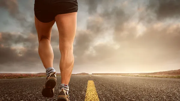 Runner's&nbsp;legs&nbsp;on&nbsp;a&nbsp;road&nbsp;during&nbsp;a&nbsp;sunset,&nbsp;symbolizing&nbsp;endurance&nbsp;and&nbsp;outdoor&nbsp;fitness&nbsp;training.