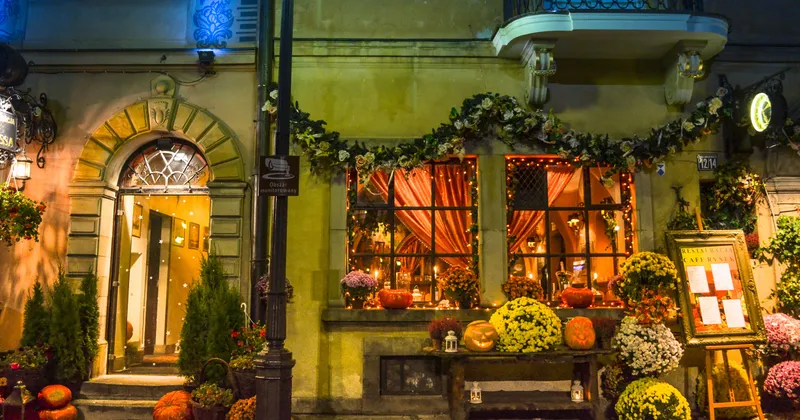 A&nbsp;shop&nbsp;window&nbsp;dressed&nbsp;for&nbsp;the&nbsp;season