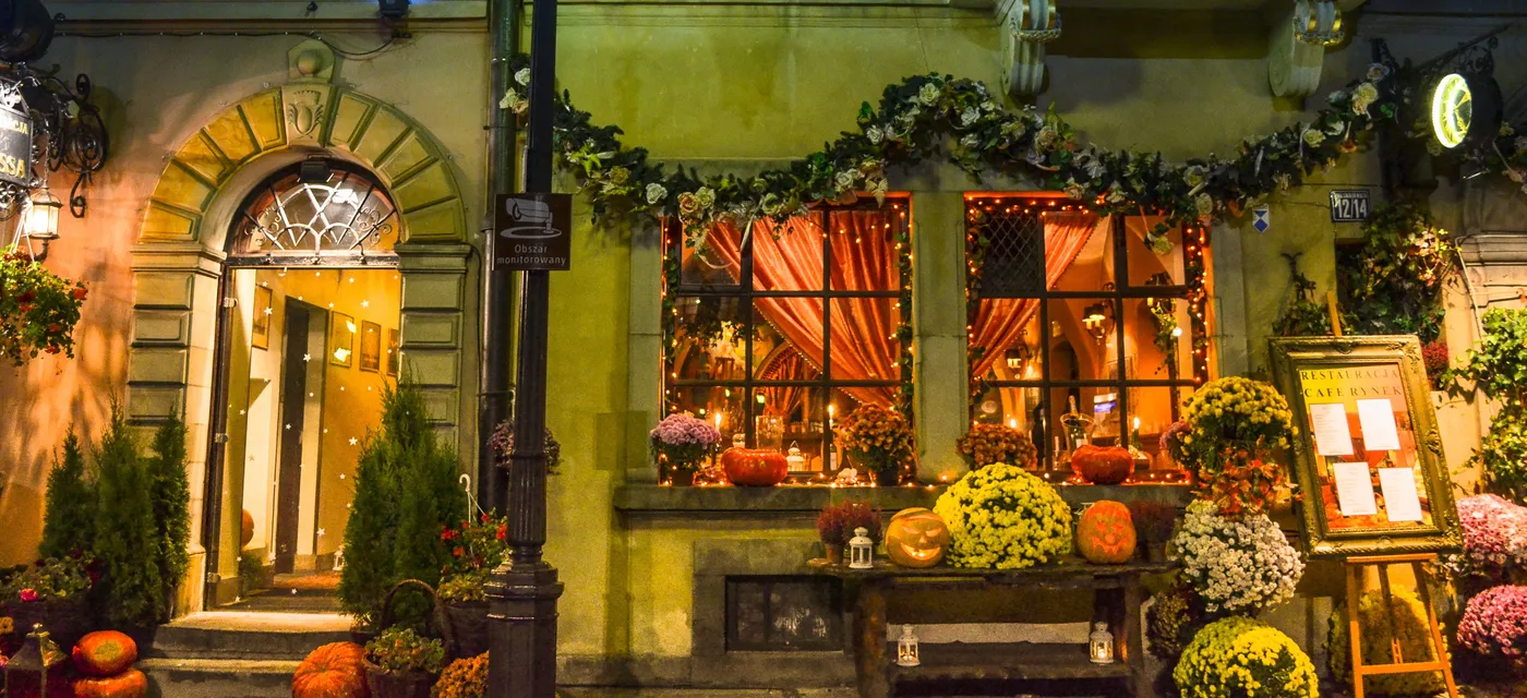 A&nbsp;shop&nbsp;window&nbsp;dressed&nbsp;for&nbsp;the&nbsp;season