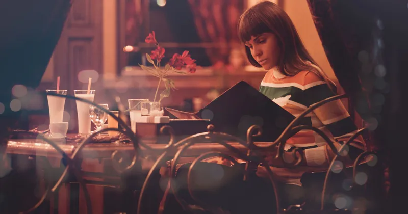 A&nbsp;menu&nbsp;on&nbsp;a&nbsp;candlelit&nbsp;restaurant&nbsp;table