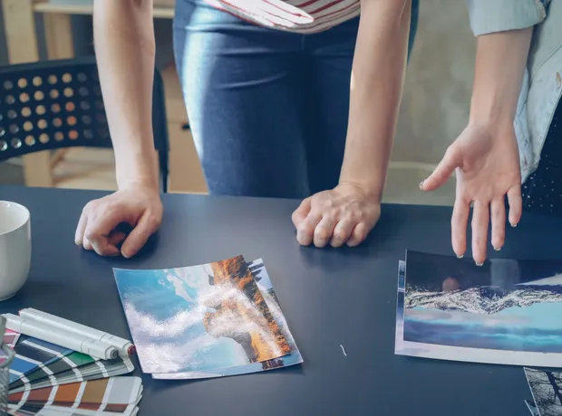Creative&nbsp;team&nbsp;reviewing&nbsp;photographs&nbsp;on&nbsp;a&nbsp;laptop