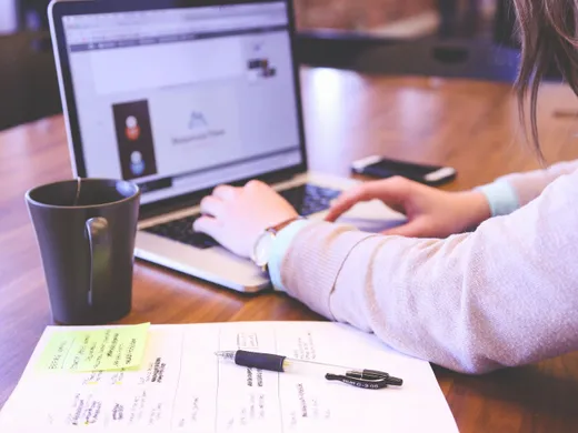 Small&nbsp;business&nbsp;owner&nbsp;planning&nbsp;the&nbsp;week&nbsp;in&nbsp;a&nbsp;notebook