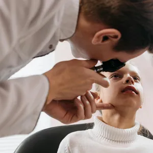 Doctor&nbsp;performs&nbsp;an&nbsp;eye&nbsp;examination&nbsp;on&nbsp;a&nbsp;young&nbsp;girl&nbsp;in&nbsp;a&nbsp;clinic&nbsp;setting,&nbsp;showcasing&nbsp;pediatric&nbsp;healthcare.