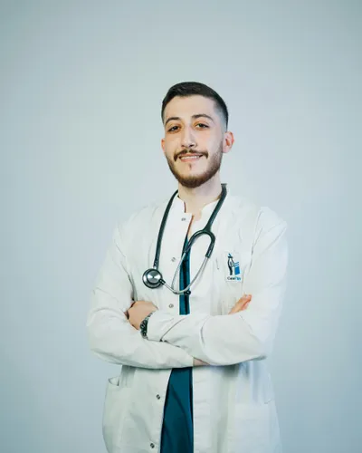 Portrait&nbsp;of&nbsp;a&nbsp;young&nbsp;male&nbsp;doctor&nbsp;with&nbsp;a&nbsp;stethoscope,&nbsp;exuding&nbsp;confidence&nbsp;and&nbsp;professionalism.