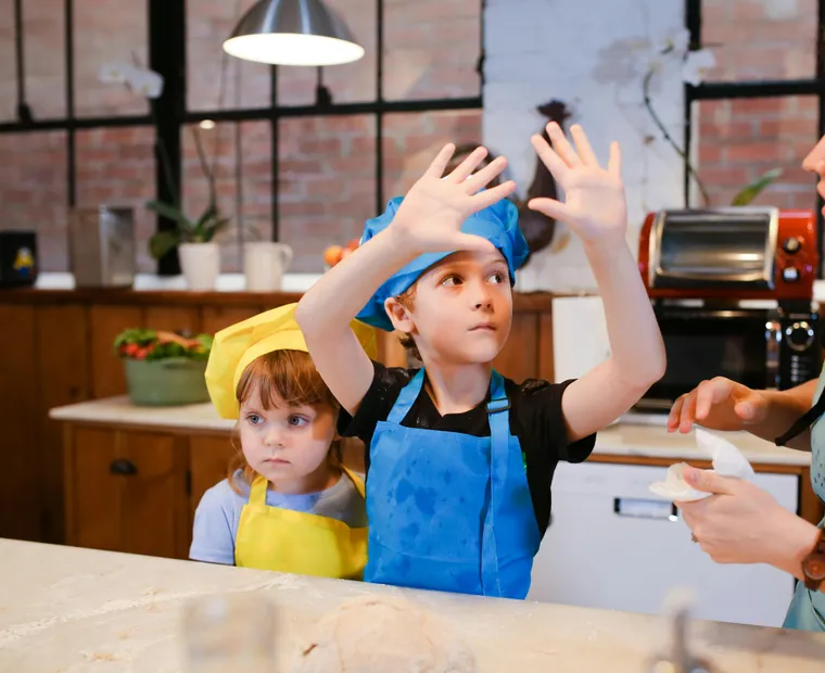 Kids&nbsp;having&nbsp;fun&nbsp;in&nbsp;a&nbsp;baking&nbsp;class,&nbsp;learning&nbsp;to&nbsp;make&nbsp;cookies&nbsp;together&nbsp;with&nbsp;an&nbsp;instructor.