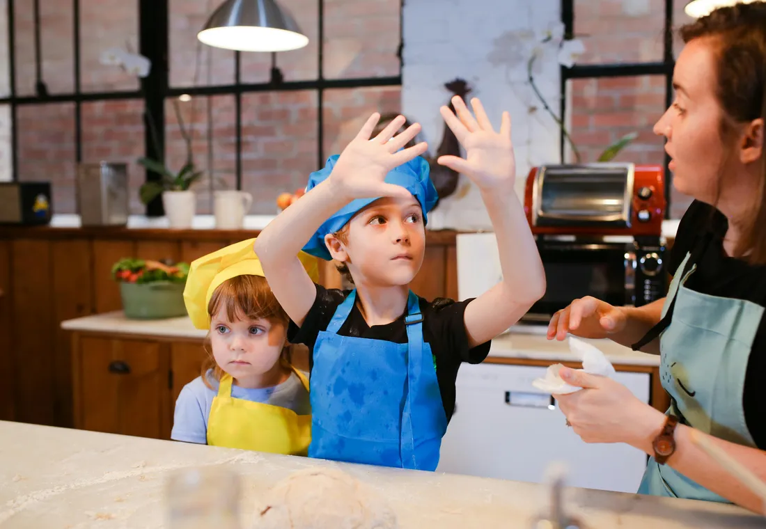 Kids&nbsp;having&nbsp;fun&nbsp;in&nbsp;a&nbsp;baking&nbsp;class,&nbsp;learning&nbsp;to&nbsp;make&nbsp;cookies&nbsp;together&nbsp;with&nbsp;an&nbsp;instructor.