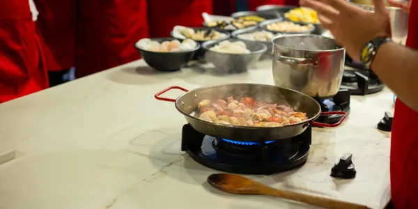 Participants&nbsp;learn&nbsp;cooking&nbsp;skills&nbsp;in&nbsp;a&nbsp;vibrant&nbsp;class&nbsp;setting,&nbsp;engaging&nbsp;with&nbsp;hands-on&nbsp;food&nbsp;preparation.