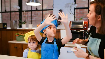 Kids&nbsp;having&nbsp;fun&nbsp;in&nbsp;a&nbsp;baking&nbsp;class,&nbsp;learning&nbsp;to&nbsp;make&nbsp;cookies&nbsp;together&nbsp;with&nbsp;an&nbsp;instructor.
