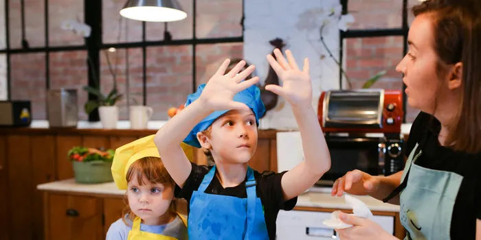 Kids&nbsp;having&nbsp;fun&nbsp;in&nbsp;a&nbsp;baking&nbsp;class,&nbsp;learning&nbsp;to&nbsp;make&nbsp;cookies&nbsp;together&nbsp;with&nbsp;an&nbsp;instructor.