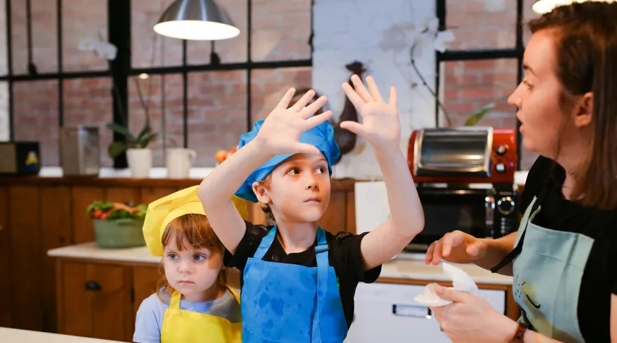 Kids&nbsp;having&nbsp;fun&nbsp;in&nbsp;a&nbsp;baking&nbsp;class,&nbsp;learning&nbsp;to&nbsp;make&nbsp;cookies&nbsp;together&nbsp;with&nbsp;an&nbsp;instructor.