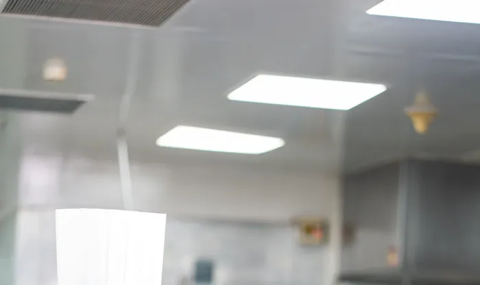 Trainee&nbsp;learning&nbsp;to&nbsp;cook&nbsp;in&nbsp;a&nbsp;professional&nbsp;kitchen