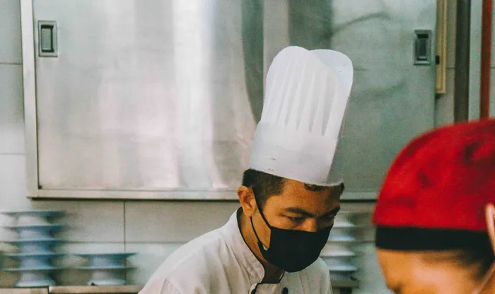 Intern&nbsp;working&nbsp;alongside&nbsp;a&nbsp;mentor&nbsp;in&nbsp;a&nbsp;kitchen