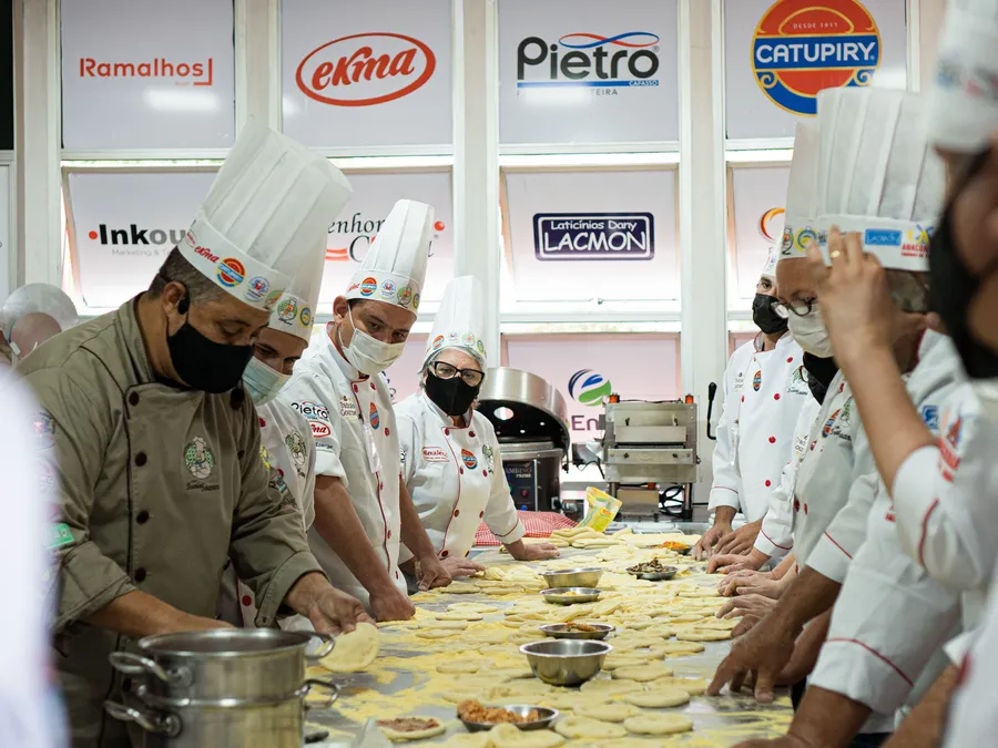 Trainees&nbsp;working&nbsp;at&nbsp;stations&nbsp;in&nbsp;a&nbsp;professional&nbsp;kitchen&nbsp;during&nbsp;a&nbsp;job&nbsp;training&nbsp;session.