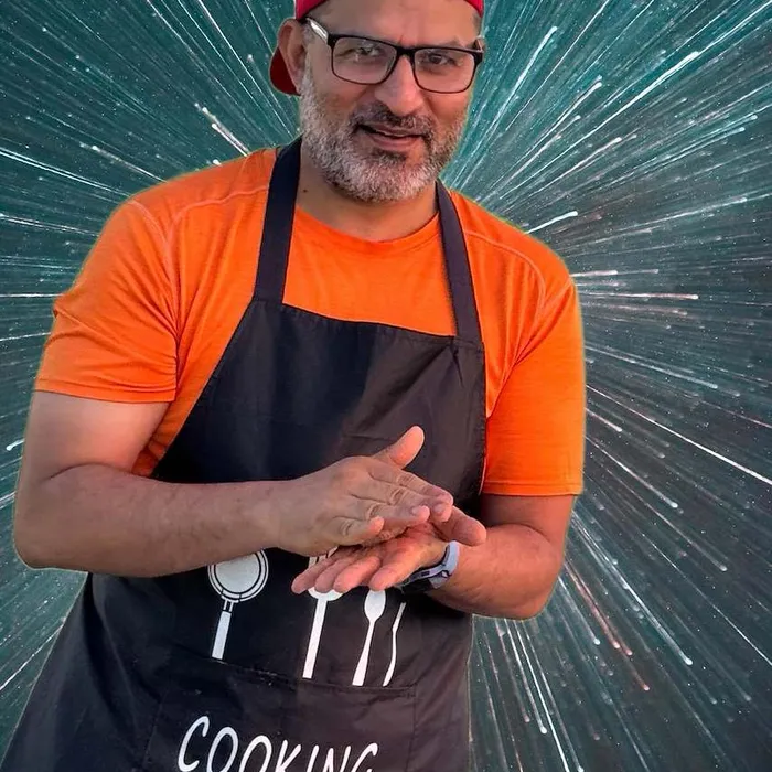 Dr.&nbsp;Taher&nbsp;Sathaliya,&nbsp;founder&nbsp;and&nbsp;executive&nbsp;director&nbsp;of&nbsp;SciCook,&nbsp;wearing&nbsp;a&nbsp;cooking&nbsp;apron