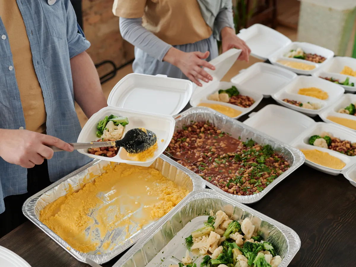 Volunteers&nbsp;packing&nbsp;nutritious&nbsp;meals&nbsp;together&nbsp;in&nbsp;a&nbsp;community&nbsp;kitchen