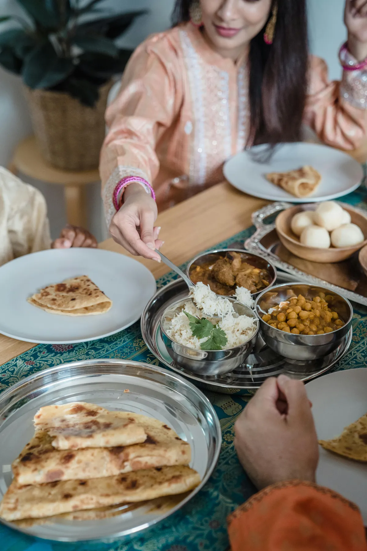 Enjoying&nbsp;Indian&nbsp;cuisine&nbsp;together&nbsp;with&nbsp;family&nbsp;at&nbsp;home,&nbsp;sharing&nbsp;naan,&nbsp;curry,&nbsp;and&nbsp;rice.