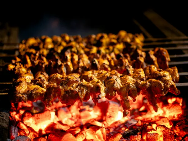 Delicious&nbsp;grilled&nbsp;chicken&nbsp;skewers&nbsp;sizzling&nbsp;over&nbsp;red-hot&nbsp;charcoal.&nbsp;Perfect&nbsp;for&nbsp;BBQ&nbsp;and&nbsp;outdoor&nbsp;parties.
