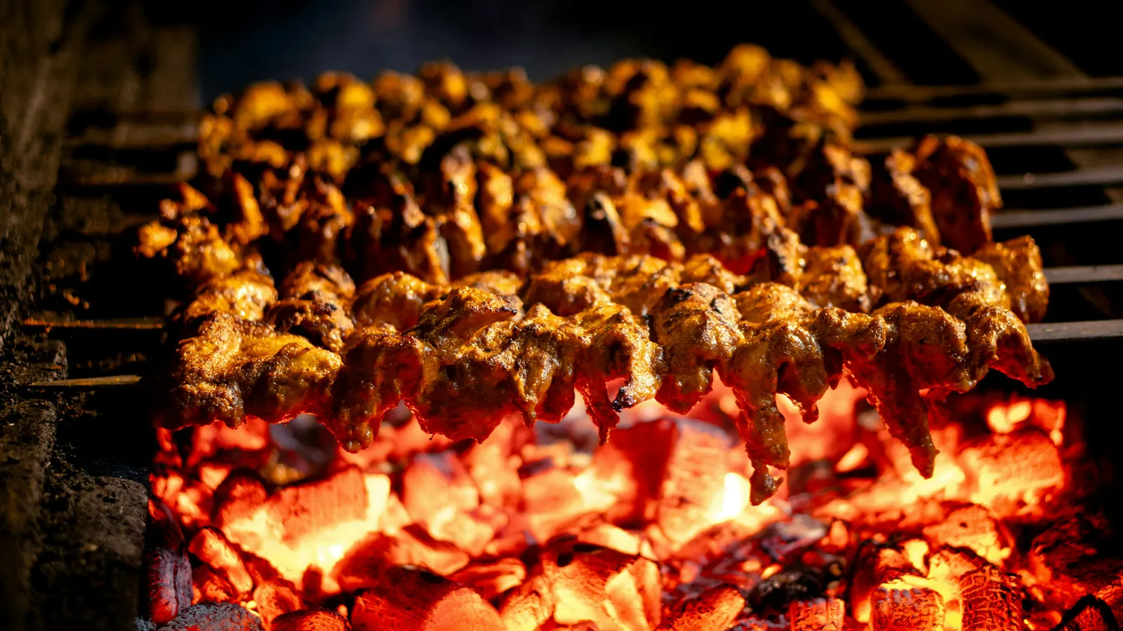 Delicious&nbsp;grilled&nbsp;chicken&nbsp;skewers&nbsp;sizzling&nbsp;over&nbsp;red-hot&nbsp;charcoal.&nbsp;Perfect&nbsp;for&nbsp;BBQ&nbsp;and&nbsp;outdoor&nbsp;parties.