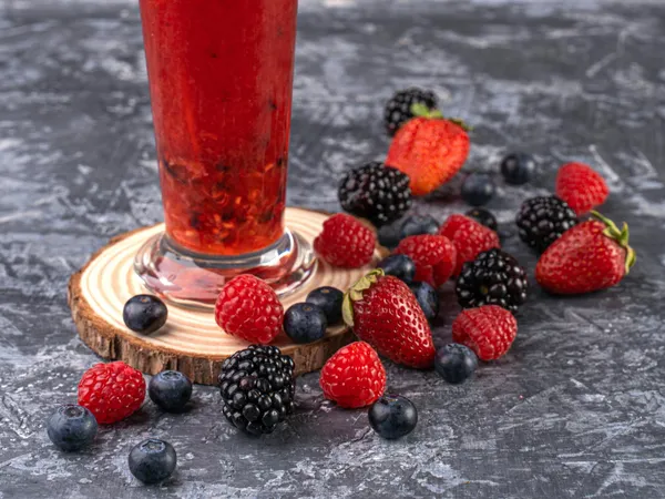 A&nbsp;vibrant,&nbsp;refreshing&nbsp;mixed&nbsp;berry&nbsp;drink&nbsp;with&nbsp;fresh&nbsp;mint,&nbsp;perfect&nbsp;for&nbsp;a&nbsp;summer&nbsp;day.