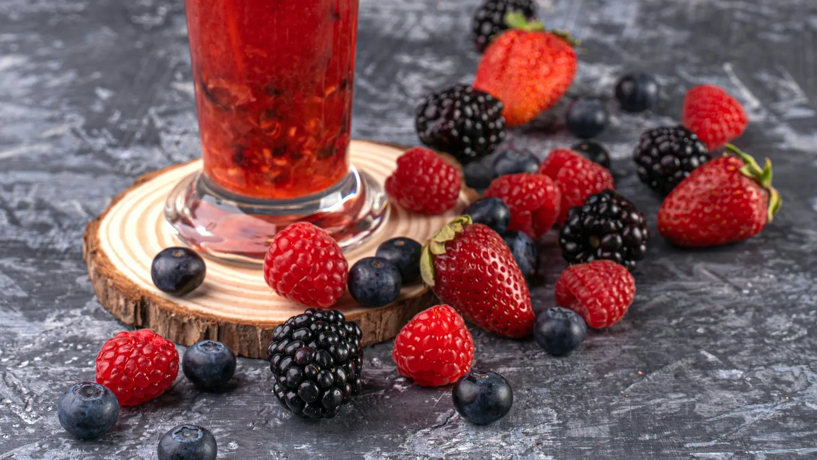 A&nbsp;vibrant,&nbsp;refreshing&nbsp;mixed&nbsp;berry&nbsp;drink&nbsp;with&nbsp;fresh&nbsp;mint,&nbsp;perfect&nbsp;for&nbsp;a&nbsp;summer&nbsp;day.