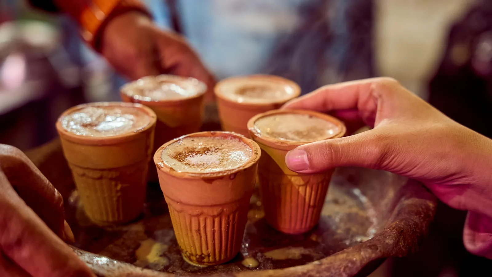 Close-up&nbsp;of&nbsp;masala&nbsp;chai&nbsp;served&nbsp;in&nbsp;clay&nbsp;cups&nbsp;by&nbsp;a&nbsp;street&nbsp;vendor,&nbsp;capturing&nbsp;authentic&nbsp;Indian&nbsp;culture.