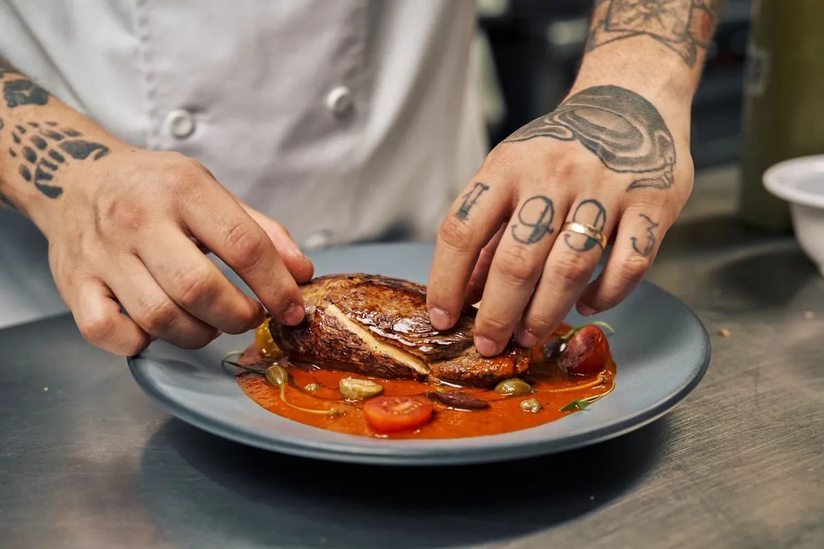 Chef&nbsp;plating&nbsp;a&nbsp;seasonal&nbsp;special&nbsp;dish
