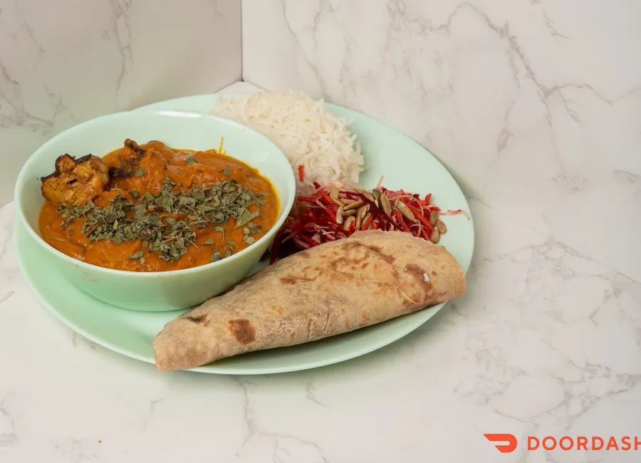 SciEats&nbsp;Chicken&nbsp;Tikka&nbsp;Masala&nbsp;served&nbsp;with&nbsp;basmati&nbsp;rice,&nbsp;whole-wheat&nbsp;roti,&nbsp;and&nbsp;rainbow&nbsp;salad.