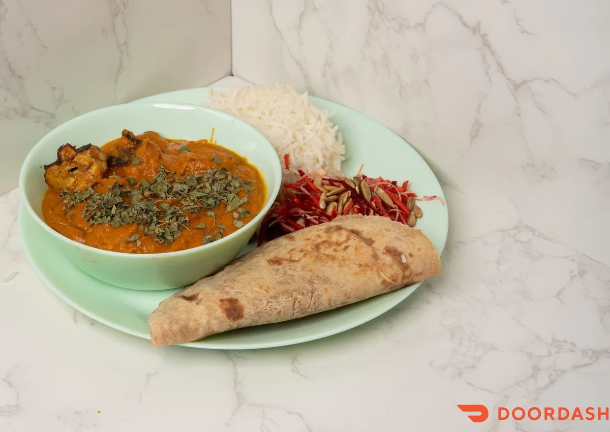 SciEats&nbsp;Chicken&nbsp;Tikka&nbsp;Masala&nbsp;served&nbsp;with&nbsp;basmati&nbsp;rice,&nbsp;whole-wheat&nbsp;roti,&nbsp;and&nbsp;rainbow&nbsp;salad.