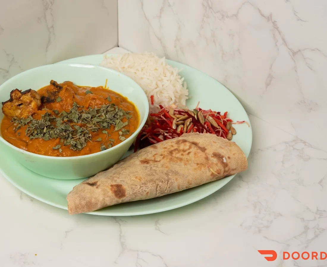 SciEats&nbsp;Chicken&nbsp;Tikka&nbsp;Masala&nbsp;served&nbsp;with&nbsp;basmati&nbsp;rice,&nbsp;whole-wheat&nbsp;roti,&nbsp;and&nbsp;rainbow&nbsp;salad.