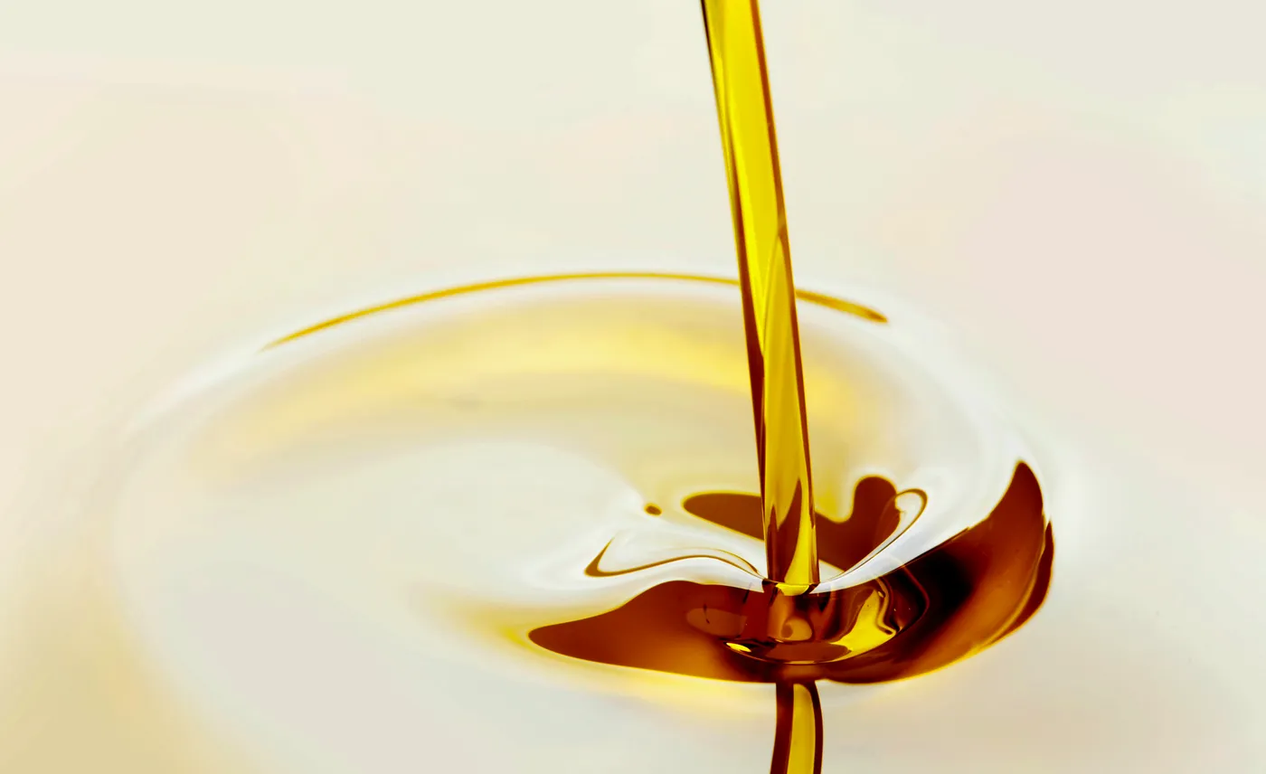 Amber liquid alkyd resin for paints and industrial coatings