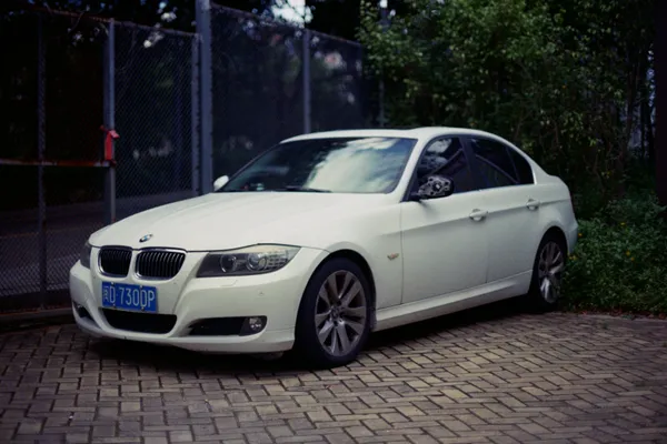 White&nbsp;sedan&nbsp;on&nbsp;a&nbsp;Mumbai&nbsp;street