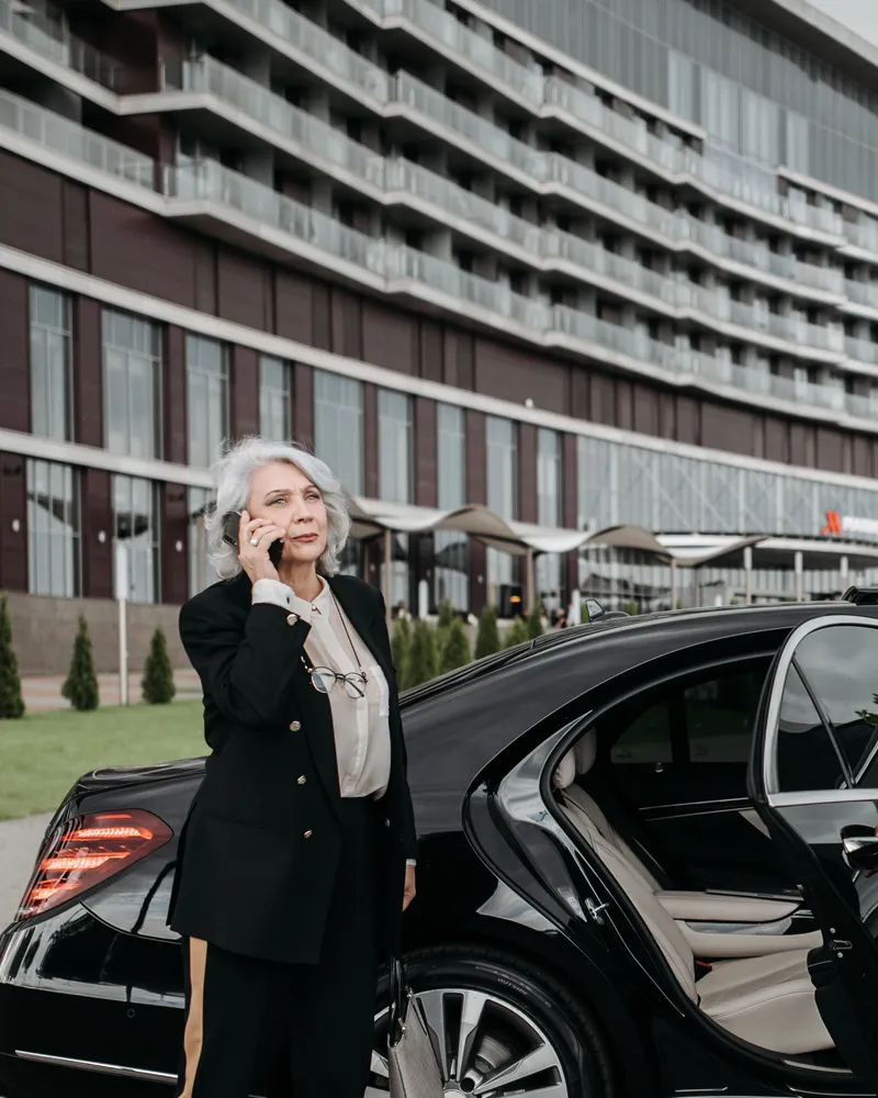 Chauffeur&nbsp;opening&nbsp;the&nbsp;door&nbsp;of&nbsp;a&nbsp;luxury&nbsp;car