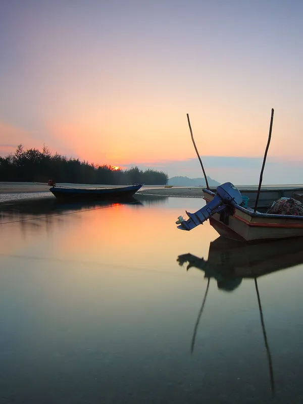 Fishing&nbsp;boats&nbsp;at&nbsp;sunrise